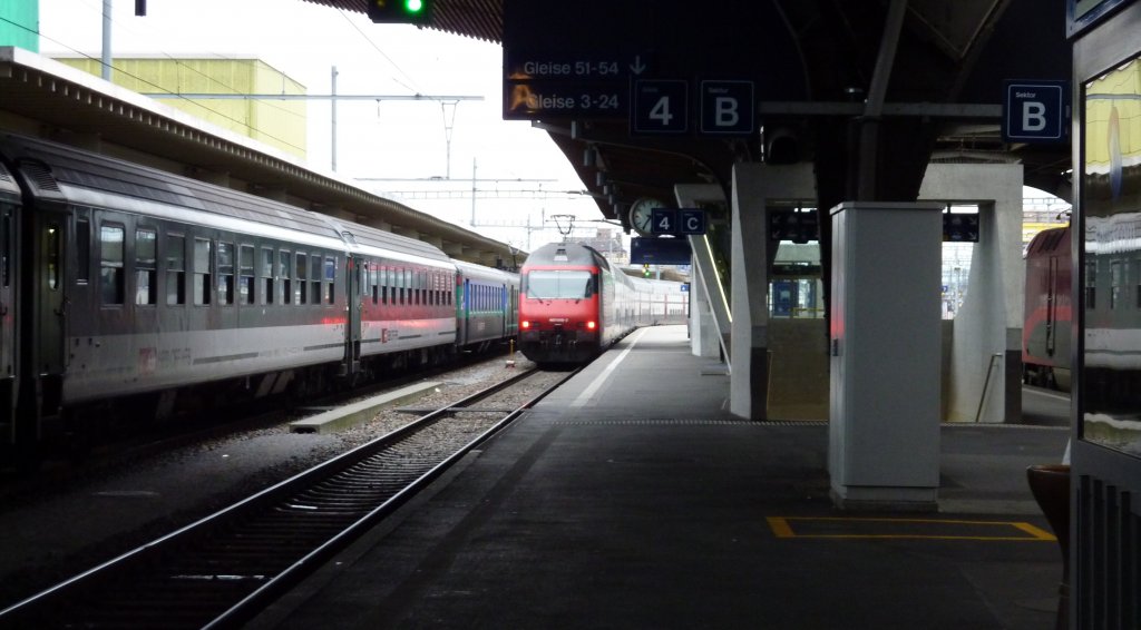 Zrich Hb Gleis 4; 15:36. Ausfahrt des IR nach Luzern, daneben Zug mit Bpm 51 und Ew II