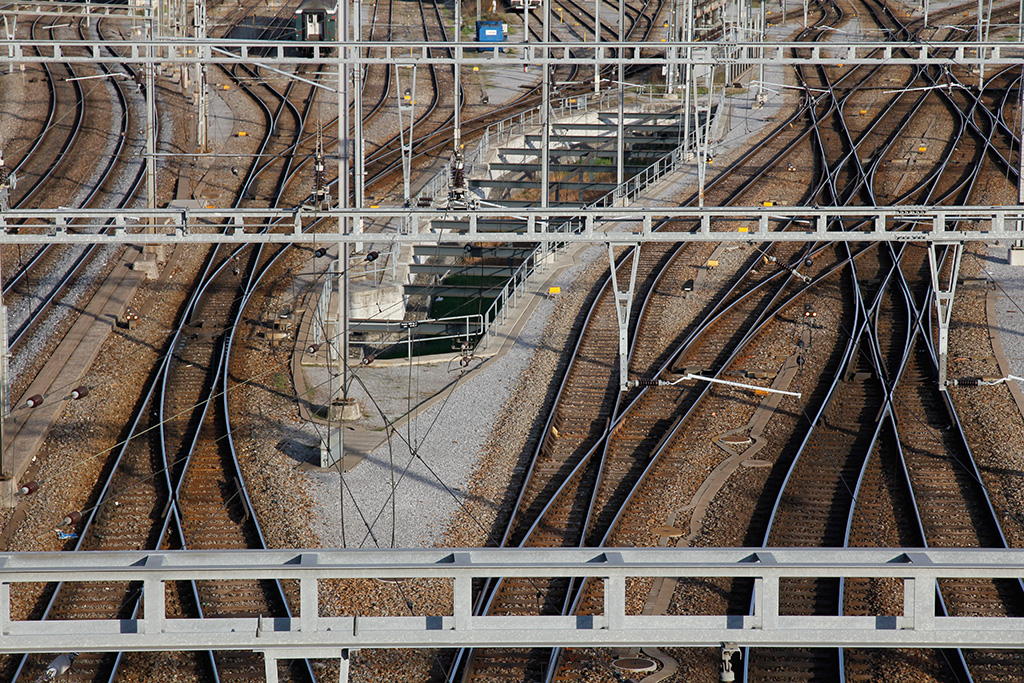 Zrich HB/Hardbrcke: Gleis- und Oberleitungsstrnge, 05. April 2010, 18:33