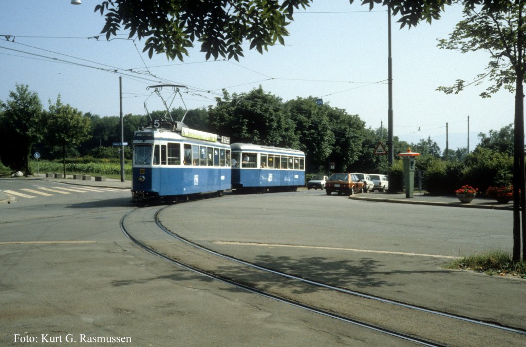 Zrich im Juli 1983: VBZ Tram 5 (Be 4/4 + B) fhrt in die Schleife am Zrcher Zoo ein.