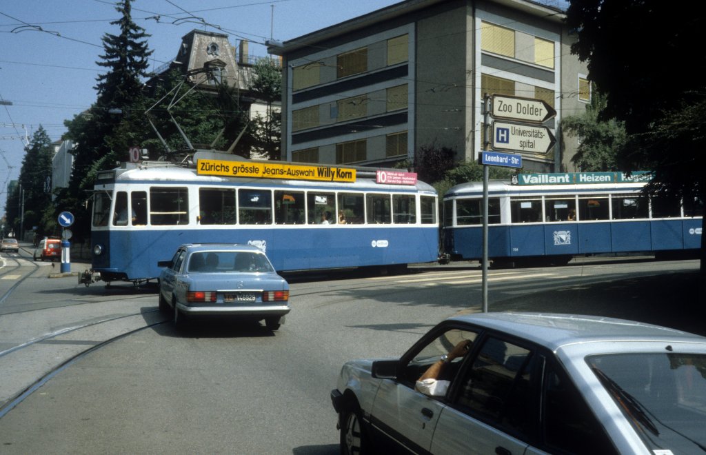 Zrich VBZ Tram 10 (Be 4/4 + B) Weinbergstrasse / Leonhardstrasse im Juli 1983. - Der italieneische Autofahrer kannte nicht die schweizerischen Verkehrsbestimmungen - er musste hart bremsen, da das Tram pltlich von der Leonhardstrasse in die Weinbergstrasse einbog.