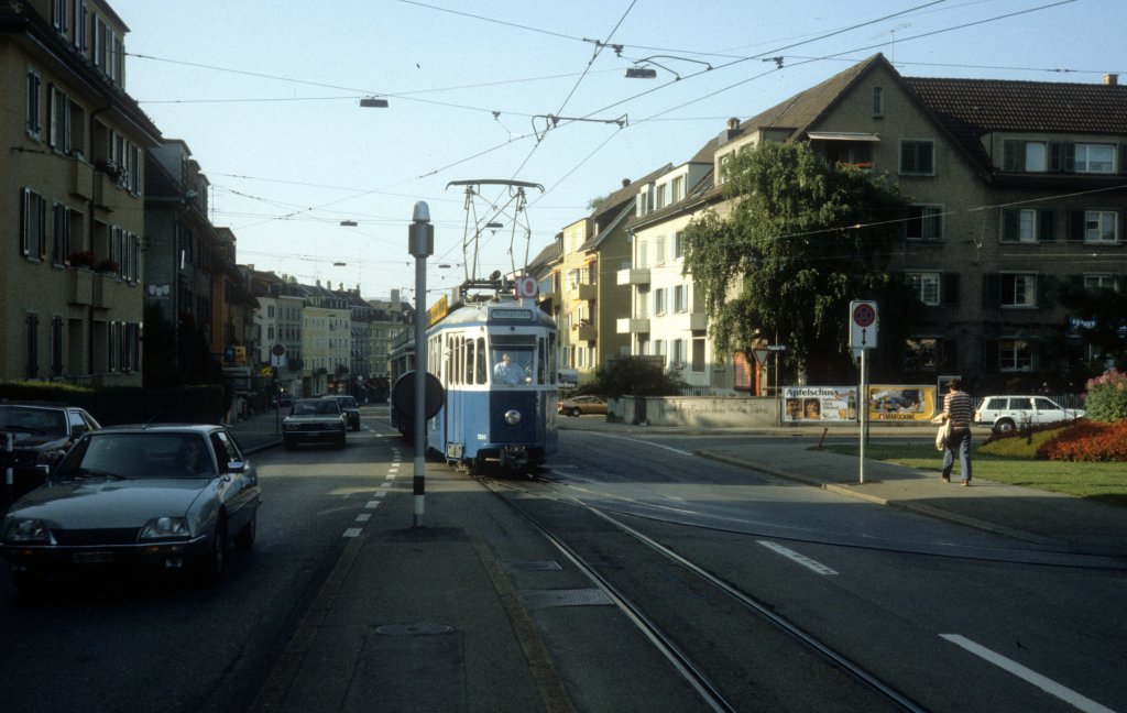 Zrich VBZ Tram 10 (Be 4/4 1392) Wollishofen, Albisstrasse / Studackerstrasse im Juli 1983.