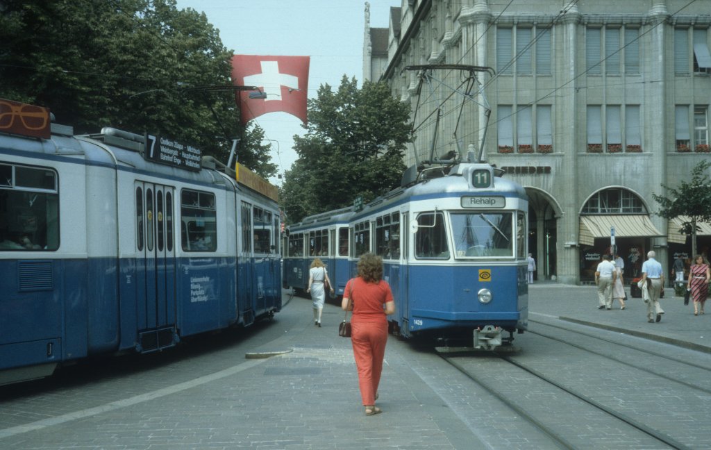 Zrich VBZ Tram 11 (Be 4/4 1429) Bahnhofstrasse / Paradeplatz im Juli 1983.