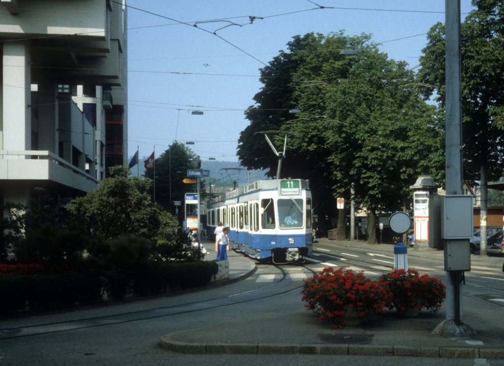 Zrich VBZ Tram 11 (Be 4/6 2026) Hofwiesenstrasse / Edisonstrasse / Bahnhof Zrich-Oerlikon im Juli 1983.