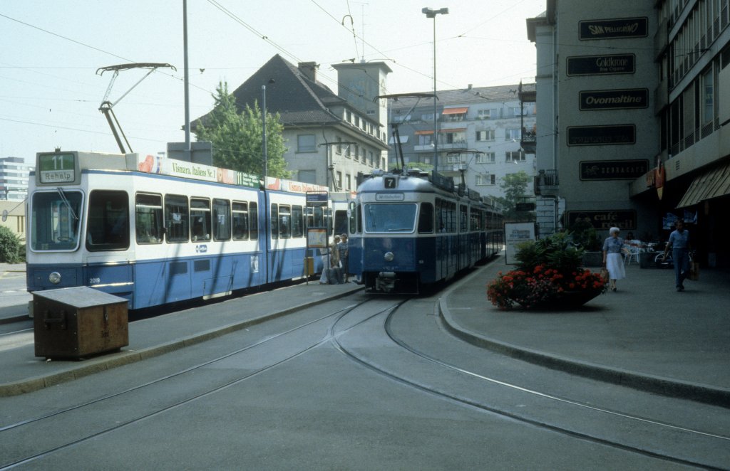 Zrich VBZ Tram 11 (Be 4/6 2019) / Tram 7 (Be 4/6 1608) Bahnhof Zrich-Oerlikon / Hofwiesenstrasse / Edisonstrasse im Juli 1983.