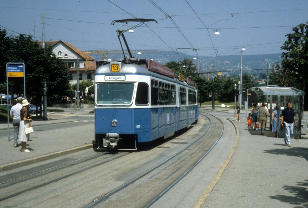 Zrich VBZ Tram 13 (Be 4/6 1625) Albisgtli, Uetlibergstrasse / Schweighofstrasse / Strassenverkehrsamt im Juli 1983.