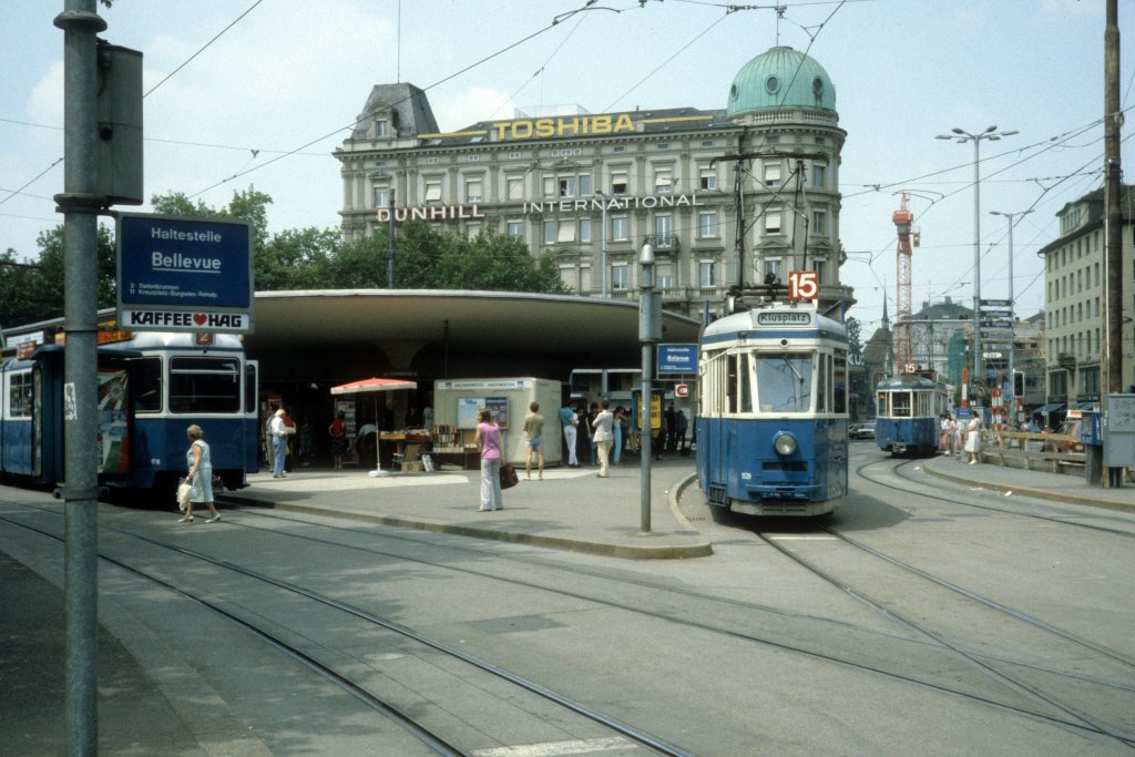 Zrich VBZ Tram 15 (Be 4/4 1529) Bellevueplatz im Juli 1983.