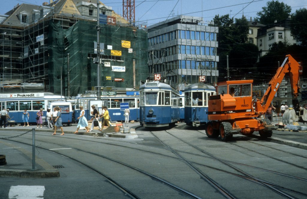 Zrich VBZ Tram 15 (Be 4/4 1524 / Be 4/4 152x) Central im Juli 1983.