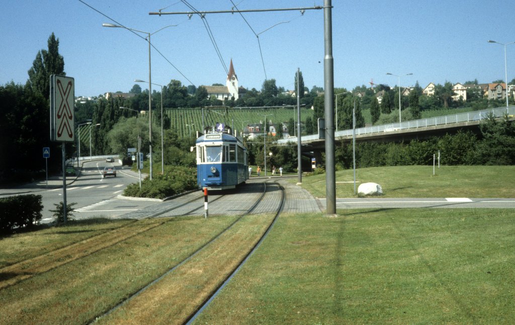 Zrich VBZ Tram 4 (Be 4/4) Meierwiesenstrasse / Tffenwies im Juli 1983. - Im Hintergrund sieht man die Kirche Hngg (auf der anderen Seite der Limmat).