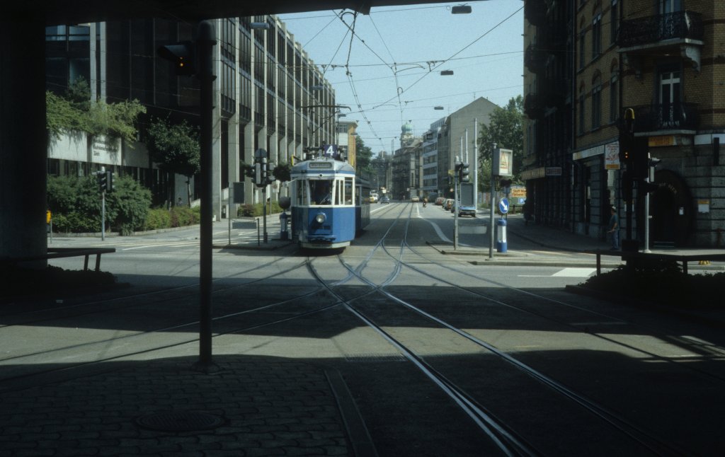 Zrich VBZ Tram 4 (Be 4/4) Limmatstrasse / Escher-Wyss-Platz im Juli 1983.