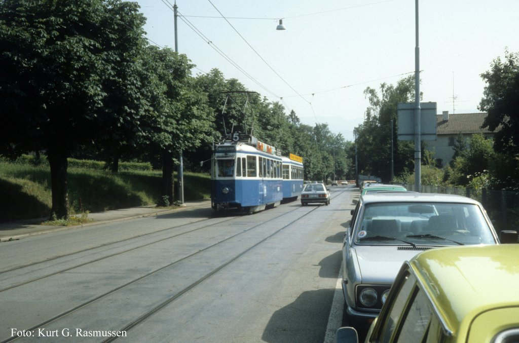 Zrich VBZ Tram 5 (Be 4/4 + B) Krhbhlstrasse im Juli 1983.