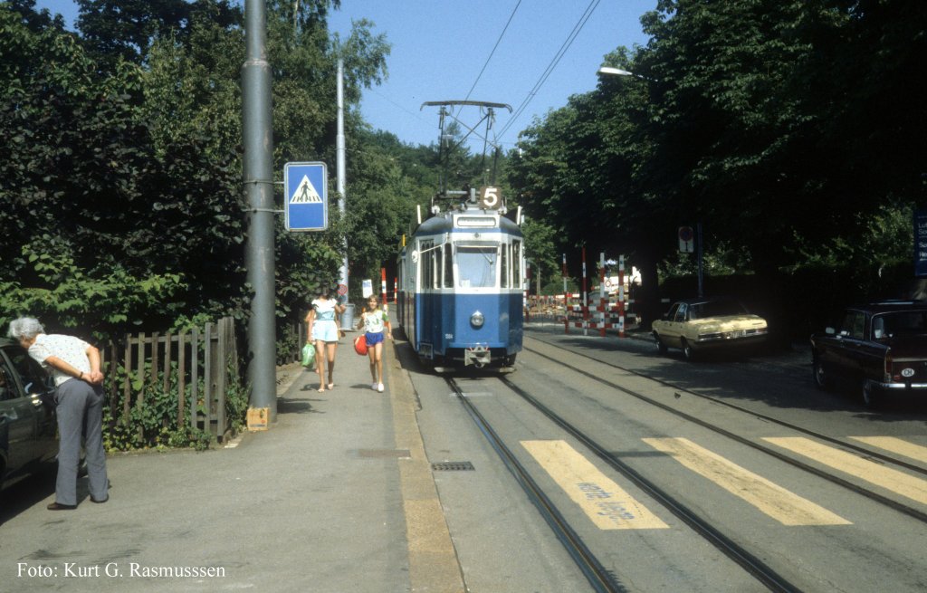 Zrich VBZ Tram 5 (Be 4/4 1384) Krhbhlstrasse im Juli 1983.