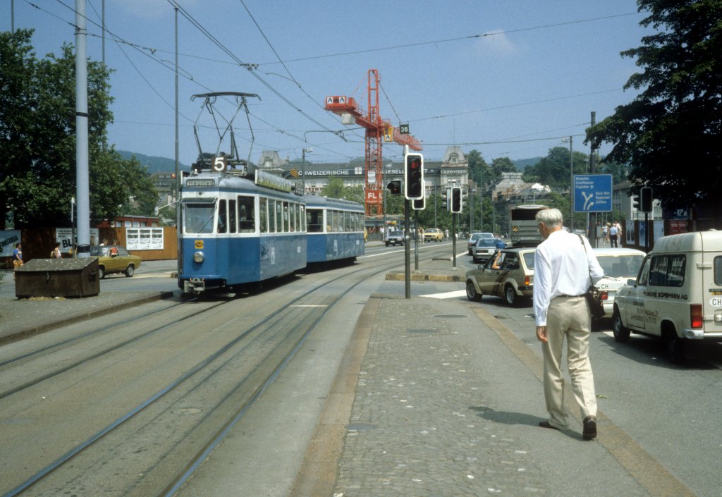 Zrich VBZ Tram 5 (Be 4/4 + B) Brkliplatz im Juli 1983.
