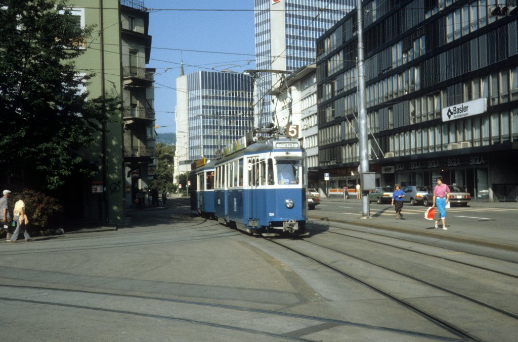 Zrich VBZ Tram 5 (Be 4/4 1384) Birmendorferstrasse / Bahnhof Wiedikon im Juli 1983.
