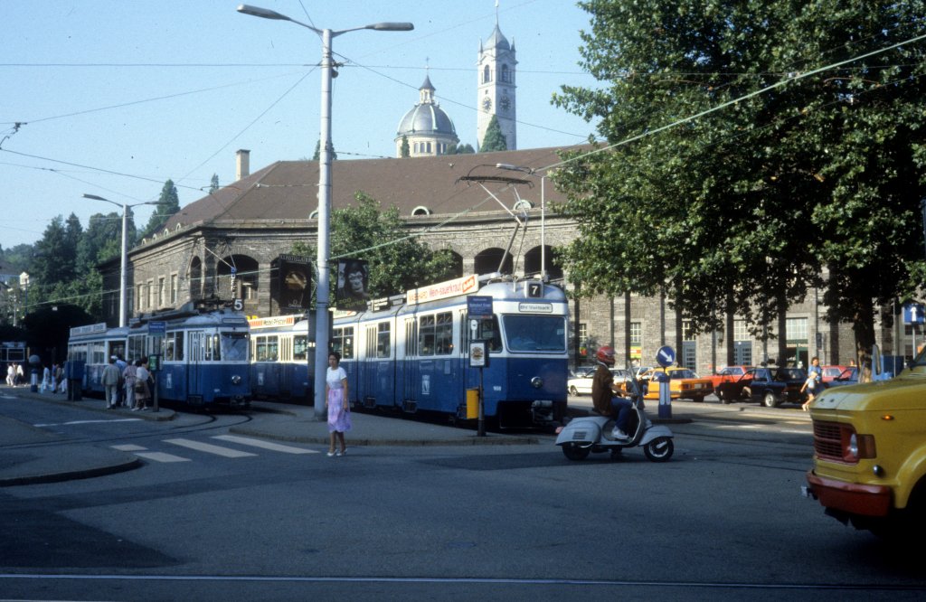 Zrich VBZ Tram 5 (Be 4/4 1371) / Tram 7 (Be 4/6 1658) Tessinerplatz / Bahnhof Enge im August 1986.