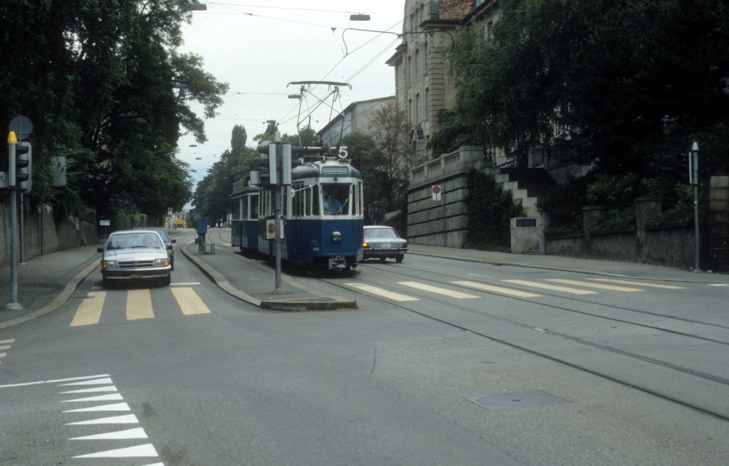 Zrich VBZ Tram 5 (Be 4/4 1389) Rmistrasse / Kantonschulstrasse im August 1986.