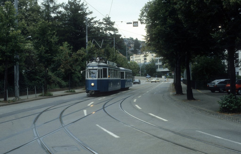 Zrich VBZ Tram 5 (Be 4/4 + B) Gloriastrasse / Rmistrasse im August 1986.