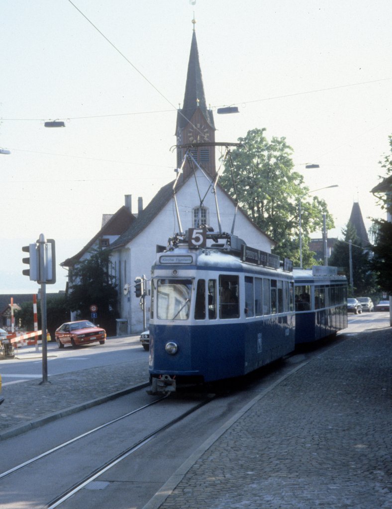 Zrich VBZ Tram 5 (Be 4/4 + B) Kirche Fluntern im August 1986.