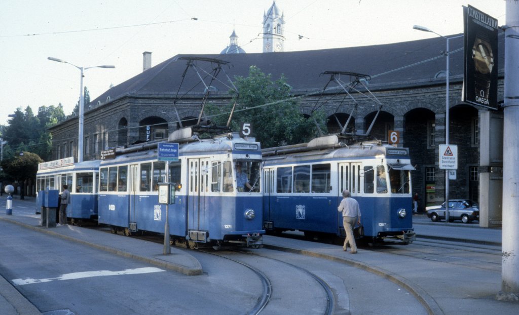 Zrich VBZ Tram 5 (Be 4/4 1371) / Tram 6 (Be 4/4 1387) Tessinerplatz / Bahnhof Zrich-Enge im August 1986.