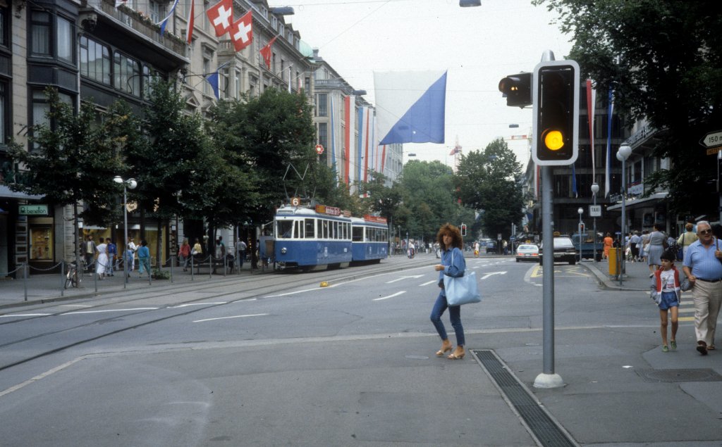 Zrich VBZ Tram 6 (Be 4/4 + B) Bahnhofstrasse im August 1986.