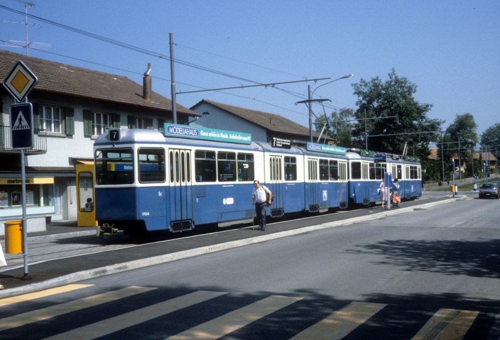 Zrich VBZ Tram 7 (SIG/MFO/SAAS-Be 4/6 1704) Dbendorfstrasse / Hohmoos / Helen-Keller-Strasse (Haltestelle Mattenhof) im August 1986.