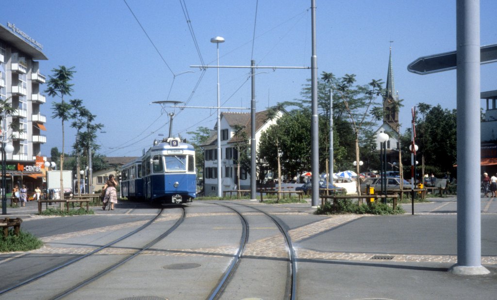 Zrich VBZ Tram 9 (SWS/MFO-Be 4/4 1424) Winterthurerstrasse / Schwamendingerplatz im August 1986.