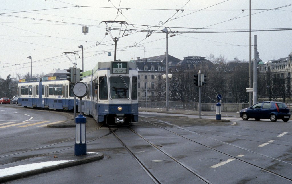 Zürich VBZ Tramlinie 11 (SWP/SIG/BBC Be 4/6 2048, Bj. 1985) Quaibrücke / Utoquai / Bellevue am 6. März 2005. - Scan eines Diapositivs. Film: Kodak Ektachrome ED-3. Kamera: Leica CL. 