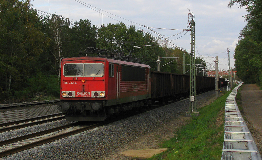 Zuerst rollte ein RE 2 durch Bestensee mit + 10 um 15:55, die Schranke ffnete sich nicht, aber es war gar kein Zug Richtung Norden eingelegt. Und prompt rauschte die 155 033-4 auf dem Gegengleis heran. Diese bespannte einen der vielen Kohlenzge Knigs Wusterhausen - Spreewitz als CS 6XXXX. Werktags sind es mittlerweile 3 Stck, im Winter werdens dann wohl 4. Erste Abfahrt ist um 13:45 ab BKW und dann alle 2 Stunden weiter. Die planmige Bepsannung bernehmen 155er im Maen, aber auch andere Baureihen sind manchmal dabei. Wer Manipulationen findet, darf sie behalten ;-)! 07.10.2011