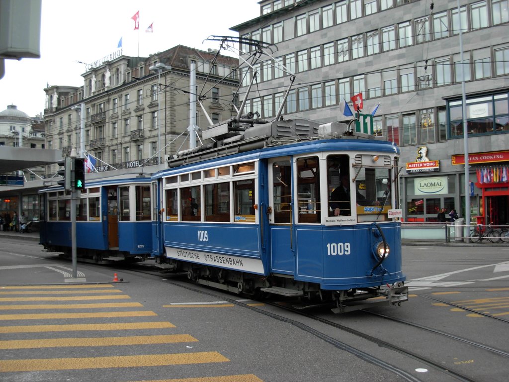 ZUESPA-Tram der Aktion Pro Schsitram (APS) am zrcher Bahnhofplatz (ZUESPA = Zrcher Spezialitten Ausstellung; Herbstmesse). Be 2/2  Schnelllufer  mit  Quersitzanhnger . Ausgerechnet der schlechteste Wagen 1009 (Serie 1001 ... 28) aus dem Planbetrieb der Linie 6 (bis 1971) blieb erhalten... Die Probleme mit den Bremsen bestehen noch heute!