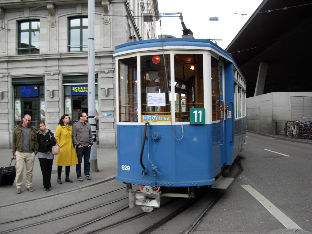 ZUESPA-Tram der Aktion Pro Schsitram (APS) am zrcher Bahnhofplatz (ZUESPA = Zrcher Spezialitten Ausstellung; Herbstmesse). Be 4/4  Elefant  mit  Quersitzanhnger . Einfahrt in die Abstellanlage  Gessnerallee  (bei der Postbrcke; rechts: Hauptbahnhof Gleis 3).