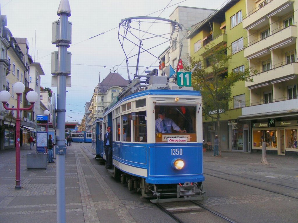 ZUESPA-Tram der Aktion Pro Schsitram (APS) am Sternen Oerlikon, whrend dem Einfahren in's Depot 8. Die ZUESPA = Zrcher Spezialitten Ausstellung ist die zrcher Herbstmesse, die seit dem Umzug in einen Neubau jeden Reiz einbsste. Rckgang der Besucherzahlen von 165'000 auf unter 100'000! Doch die ZUESPA Trams fahren weiter! Be 4/4 1350  Elefant  mit  Quersitzanhnger . Dies ist der letzte Wagen der schweren Serie 1301 bis 1350, zuletzt im Einsatz auf den Linien 21, 22 und der Sonntagslinie 6 zum Zoo. Im letzten Krieg und nochmals 1954 zu den Fussballspielen zogen diese TW Zge mit drei Beiwagen ber 65-Promille-Rampen!