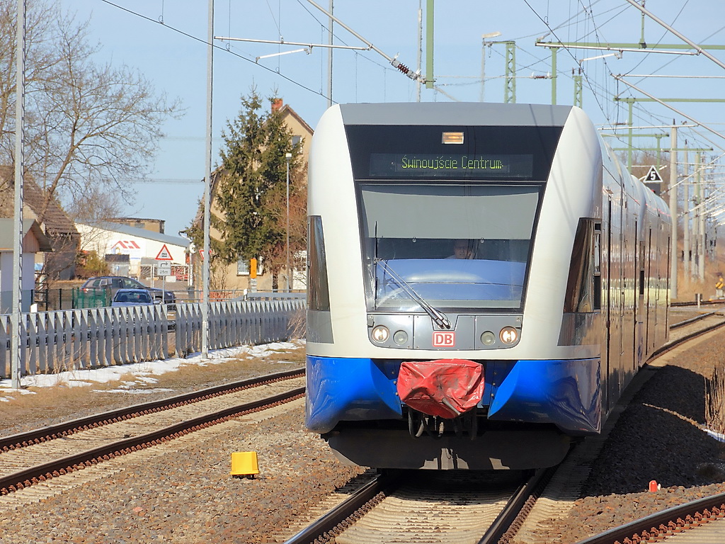 Züssow, Einfahrt 646 129-6 und 646 127-0 am 06. April 2013 als UBB29421 nach Swinoujscie Centrum (Swinemünde).