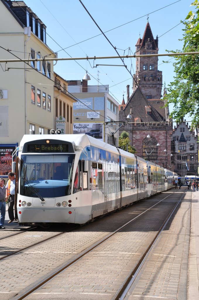 Zuf�llig kam ich hier vorbei, als es am Freitag, 20.08.2010 bei der Saarbahn zu einer Betriebsst�rung kam. Das Bild enstand etwas 200m von der Haltestelle  Landwehrplatz  entfernt. Am n�chsten Morgen las ich in der  Saarbr�cker Zeitung  den Grund daf�r: eine Sch�lerin war an genau dieser Haltestelle von einer Bahn angefahren worden, als sie die Gleise �berqueren wollte und diese �bersah. Allzu gro�e Verletzungen hat das M�dchen zum Gl�ck wohl nicht davon getragen. 