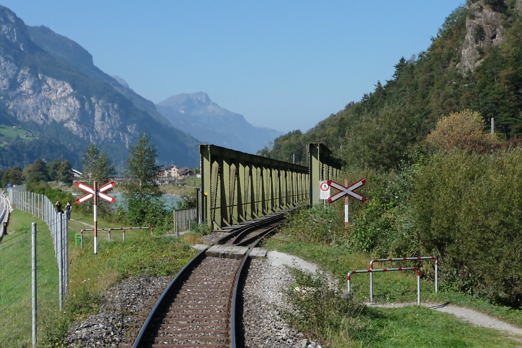 Zufahrt auf die Br�cke, die uns wieder auf Erstfelder Seite bringt. Es kreuzt eine kleiner Wanderweg (1.10.2011) 