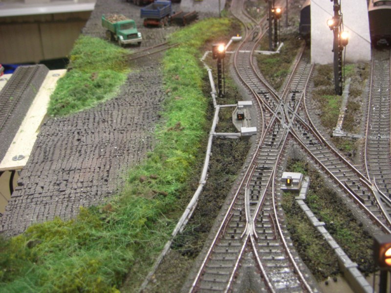 Zufahrt vom Bahnhof ber eine DKW zum BW, links das Kopfsteinpflaster aus Trittschalldmmung. Die einzelnen Steine wurde mittels eines spitzen Nagels eingeritzt.