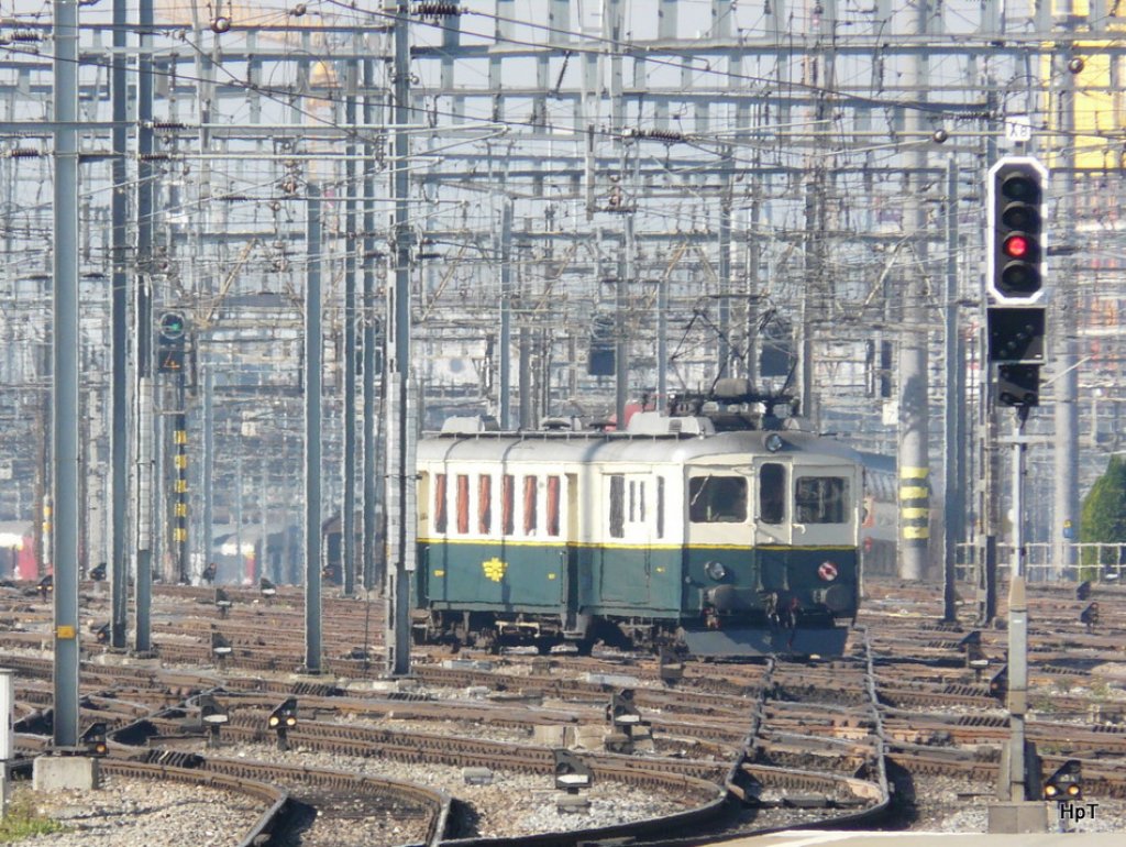 Zufalls Schnappschuss mit viel viel Tele Oldtimer Triebwagen BDe 2/4 3 (ex STB  BDe 2/4 101) im Vorfeld des Hauptbahnhof Zrich bei der ausfahrt zu einer Extrafahrt am 01.11.2009