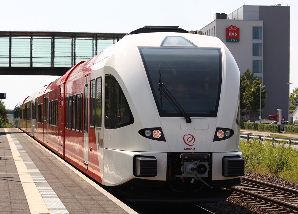 Zufllige Vorbeifahrt des Triebwagens Spurt im Bahnhof Friedrichshafen-Flughafen in Richtung Aulendorf. Aufgenommen am 2.8.12.