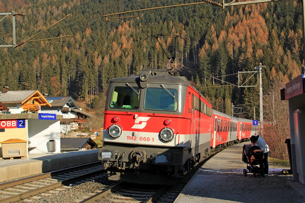 Zug 1507 mit 1142 668-1 in Haltestelle Leogang-Steinberg. 30.11.2011