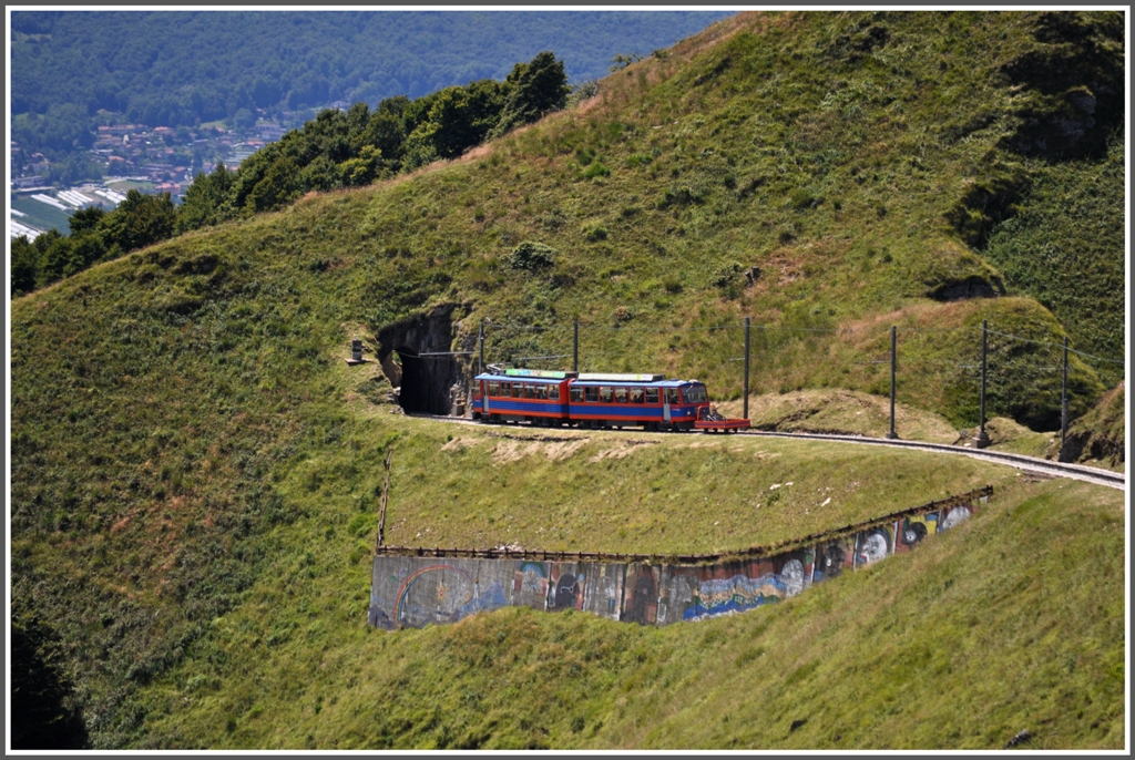 Zug 17 mit Bhe 4/8 14  St.Gallen  hat soeben den Vellao Tunnel verlassen. (16.07.2012)