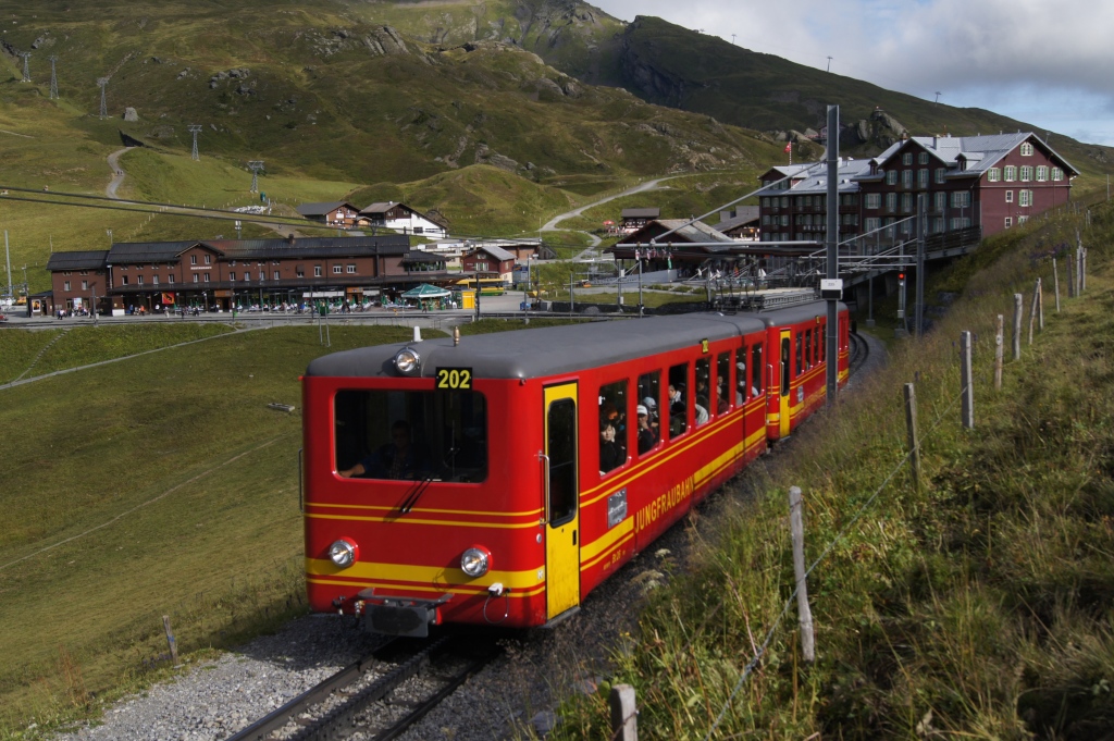 Zug 202 mit fhrendem Bt 26 macht sich am 13.8.11 auf den Weg von der Kleinen Scheidegg Richtung Jungfraujoch.