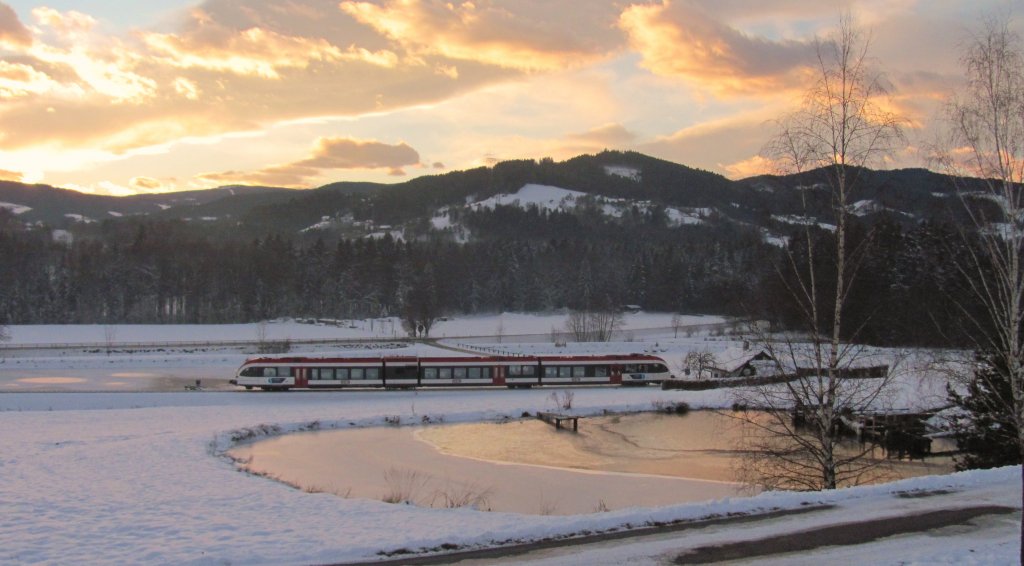 Zug 4375 auf dem Weg richtung Wies Eibiswald bei den Kresteichen aus einer etwas anderen Perspektive. 11.12.2012