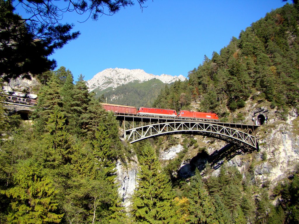 Zug 45145 auf Schlosbach-Br�cke, zwischen Hochzirl und Leithen. 11.10.2010