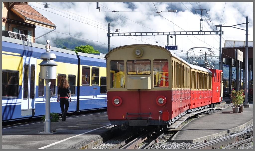Zug 647 der Schynige Platte Bahn wartet in Wilderswil auf Anschlussreisende von der BOB aus Interlaken-Ost. (27.06.2012)