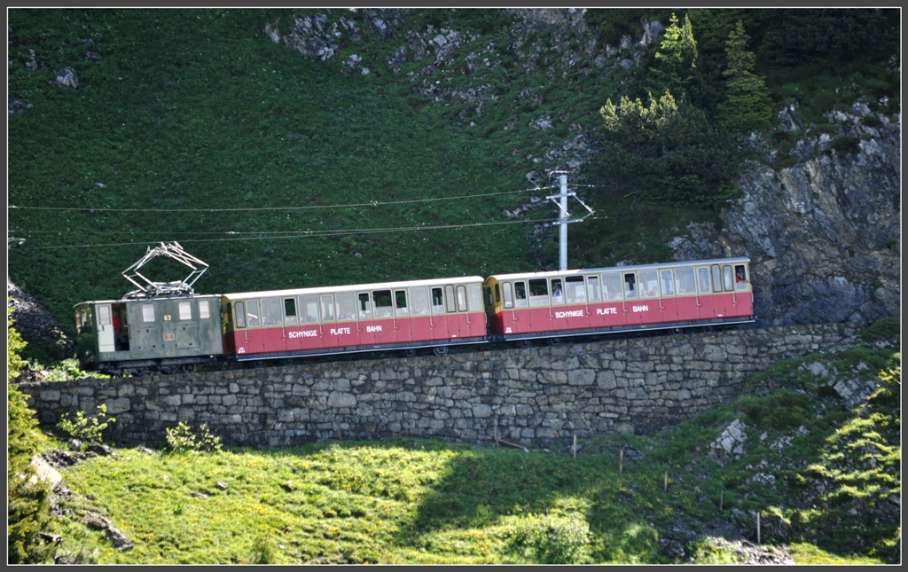 Zug 651 mit Lok 63 auf Bergfahrt an der Szepfeggflanke. (27.06.2012)