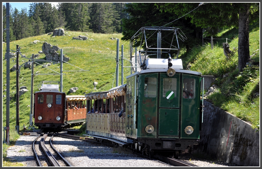 Zug 655 mit Lok 12 (Jahrgang 1914) mit den Sommerwagen 8 + 9 kreuzt in Breitlauenen den talwrts fahrenden 646 mit Lok 14 (Jahrgang 1914) und den Sommerwagen 7 + 3. (27.06.2012)
