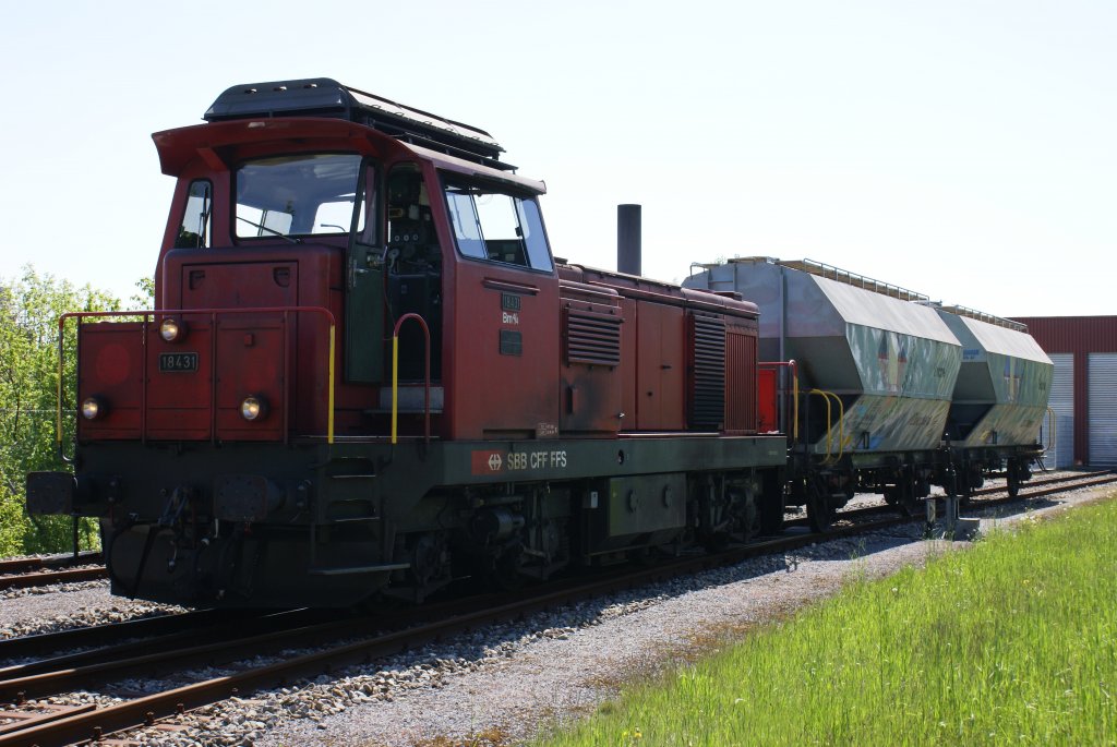 Zug 85*** in Kilchberg Zuckerfabrig abfahrbereit nach Zrich Vorbahnhof.
War eine schne Zeit , Zge noch mit einer Bm 4/4 zu fahren.