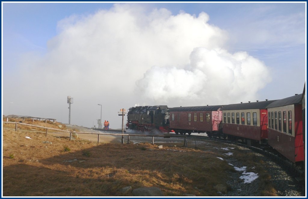 Zug 8931 fhrt in die Station Brocken ein. Der schneidend kalte Wind auf dem Gipfel drckt Dampf und Rauch sofort in Bodennhe. (07.12.2009)