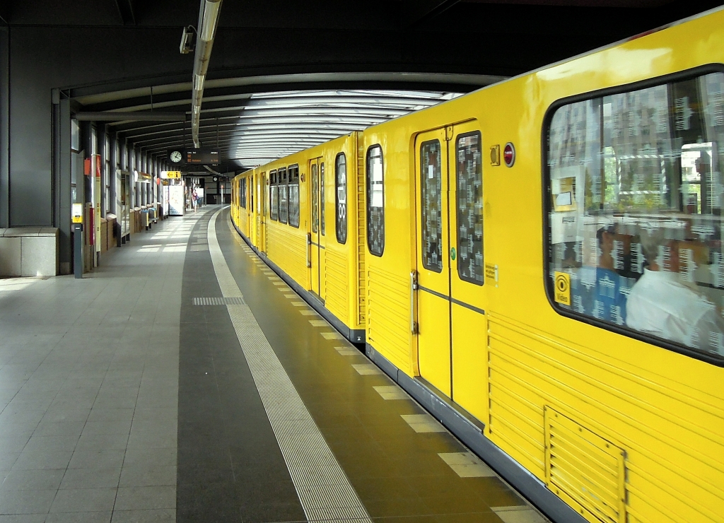 Zug der Baureihe G in der Berliner U-Bahnstation  Mendelssohn-Bartholdy-Park , 21.8.2012