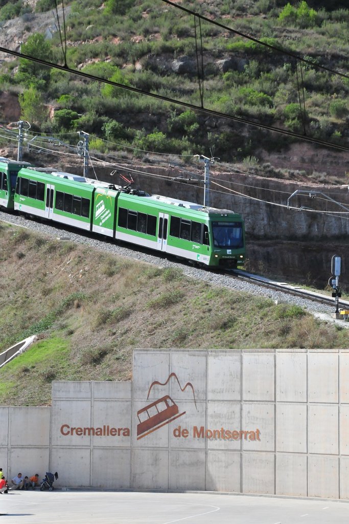 Zug der Bergbahn Monistrol-Montserrat kurz vor der Station Monistrol Vila. Die Bahn wurde erst 2003 wiedererffnet. Zuvor herschte bis 1957 noch Dampfbetrieb. Von der alten Bahn sind nur die Tunnels und einige wenige Gebude erhalten. Die Triebfahrzeuge sind wie unschwer zu erkennen aus dem Hause Stadler. Der Grossunterhalt der Triebwagen findet in den Hauptwerksttten der FGC statt. Die „Ferrocarrils de la Generalitat de Catalunya“ betreiben nebst Vorortbahnen auch noch eine weitere Bergbahn in den Pyrenen, Ribes-Nuria. 