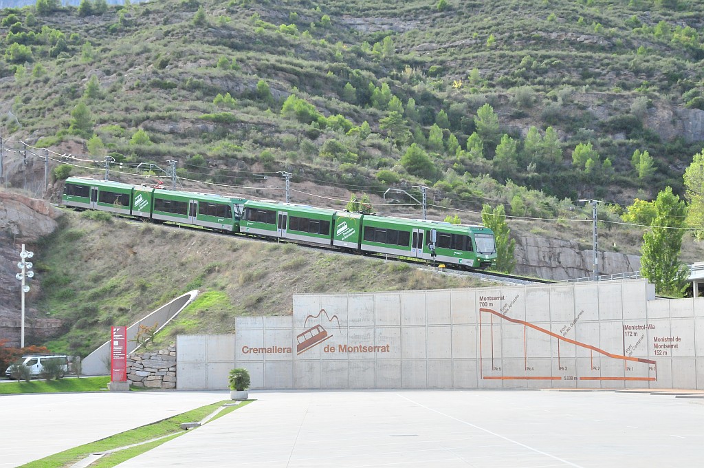 Zug der Bergbahn Monistrol-Montserrat kurz vor der Station Monistrol Vila. Die Bahn wurde erst 2003 wiedererffnet. Zuvor herschte bis 1957 noch Dampfbetrieb. Von der alten Bahn sind nur die Tunnels und einige wenige Gebude erhalten. Die Triebfahrzeuge sind wie unschwer zu erkennen aus dem Hause Stadler. Der Grossunterhalt der Triebwagen findet in den Hauptwerksttten der FGC statt. Die „Ferrocarrils de la Generalitat de Catalunya“ betreiben nebst Vorortbahnen auch noch eine weitere Bergbahn in den Pyrenen, Ribes-Nuria. 