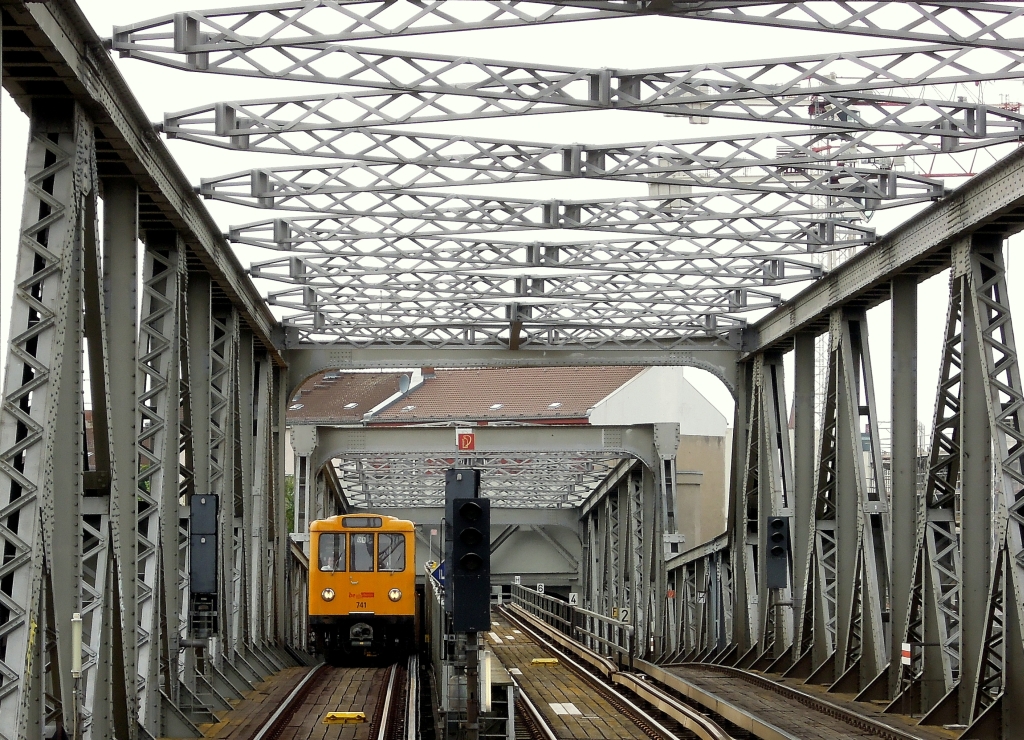 Zug der Berliner U-Bahn-Linie 1 bei der Anfahrt auf den Bahnhof  Gleisdreieck . 21.8.2012